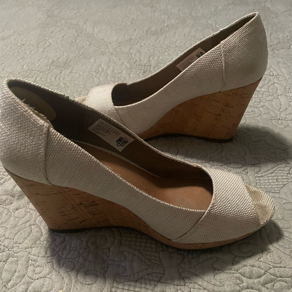 Toms Shoes - Toms Cream wedges 5.5. EUC.